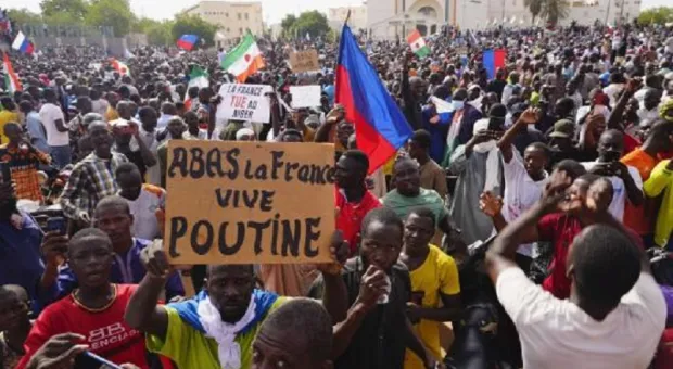 Сторонники госпереворота в Нигере ходят с флагами РФ и кричат «Путин»