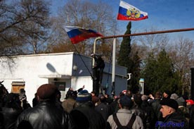 Над штабом ВМС Украины в Севастополе поднят российский флаг. Командование попросило полчаса на 