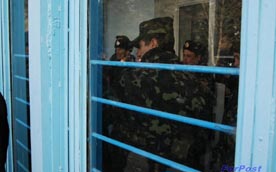 Он-лайн трансляция. Украинские офицеры покидают Штаб ВМСУ под охраной самооборонцев. Помещения Штаба переходят под контроль Севастополя