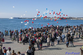 В небо над Севастополем поднялись 120 воздушных шариков в цветах российского флага