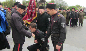 На Покрова Пресвятой Богородицы в Севастополе верстали казаков.. Всё хорошо, только непонятно – зачем казакам тельняшки – атрибут совецко-сталинского козлячества (переодетых краснофлотцев).