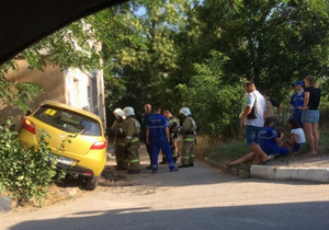 Столкновение автомобиля с жилым домом произошло в Севастополе