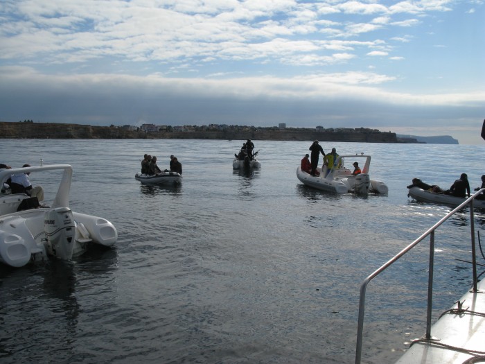 Лодки в сборе. Подводные охотники перед спуском под воду
