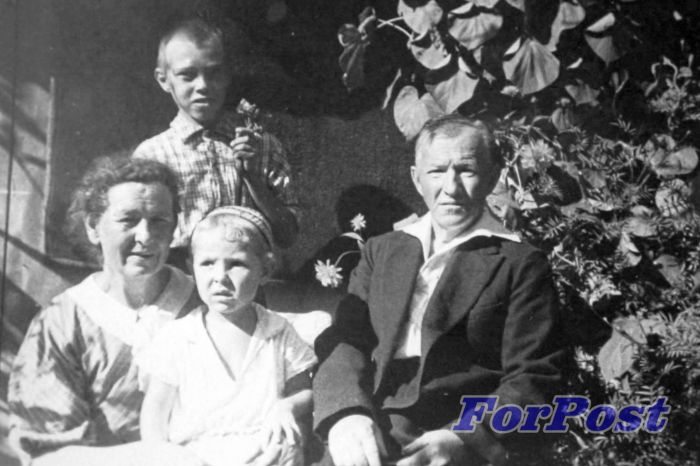 Илл 6. Дед, баба, Жора, Валя во дворе Подгорная 20 фото К.И.Москаленко