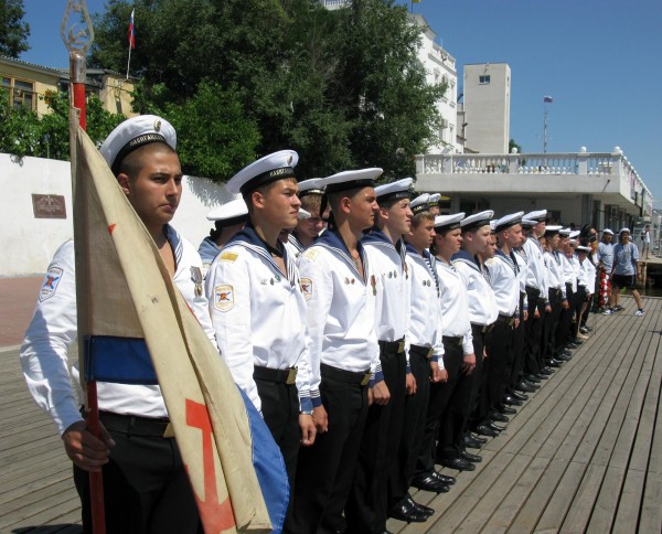 Фоторепортаж: в Севастополе отметили годовщину начала войны шлюпочным парадом фото 12
