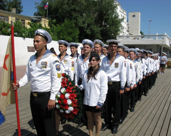 Фоторепортаж: в Севастополе отметили годовщину начала войны шлюпочным парадом фото 13