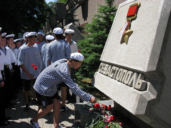 Фоторепортаж: в Севастополе отметили годовщину начала войны шлюпочным парадом фото 19