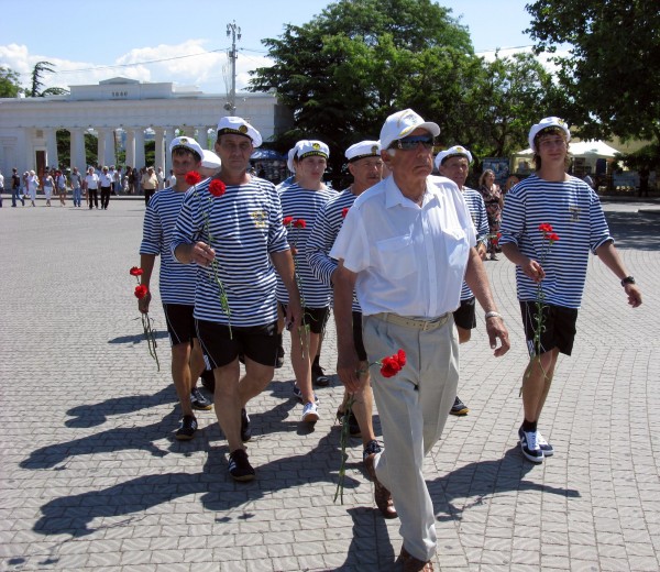 Фоторепортаж: в Севастополе отметили годовщину начала войны шлюпочным парадом фото 5