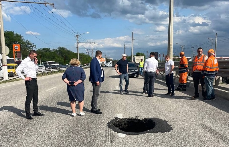 Провал на одной из дорог возле столицы Крыма затруднит жизнь водителей