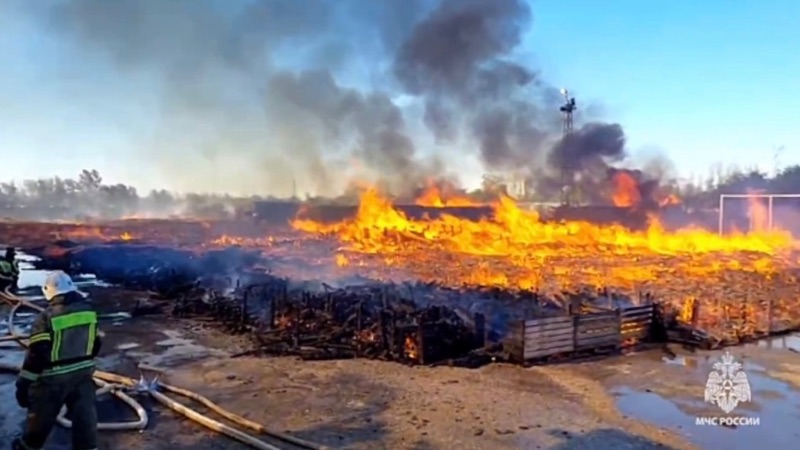 На востоке Крыма сгорел склад