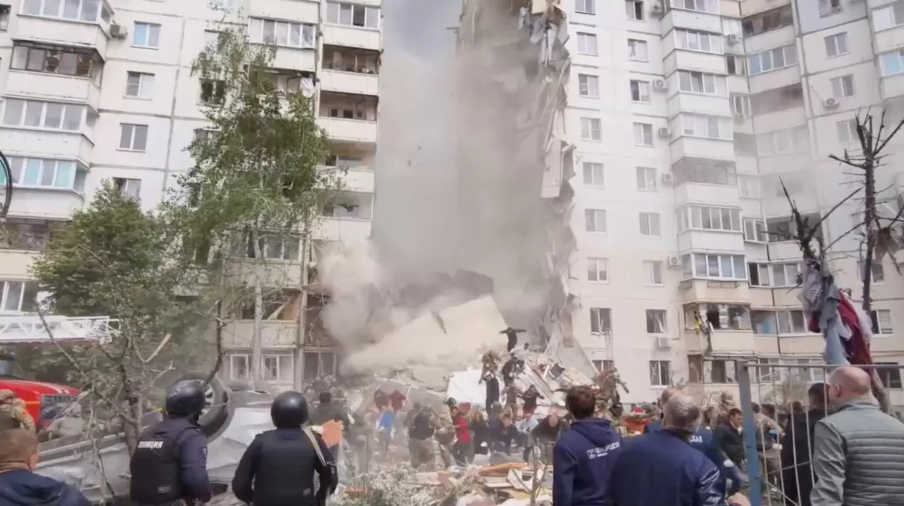 Снаряд ВСУ попал в жилой дом в Белгороде, под завалами остаются люди