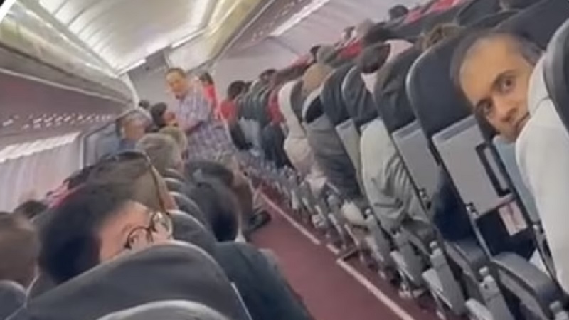 На борту самолёта некоторые пассажиры потеряли возможность дышать