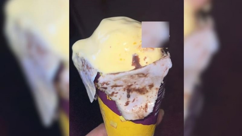 Мужчина ел мороженое и чуть было не съел человеческий палец 