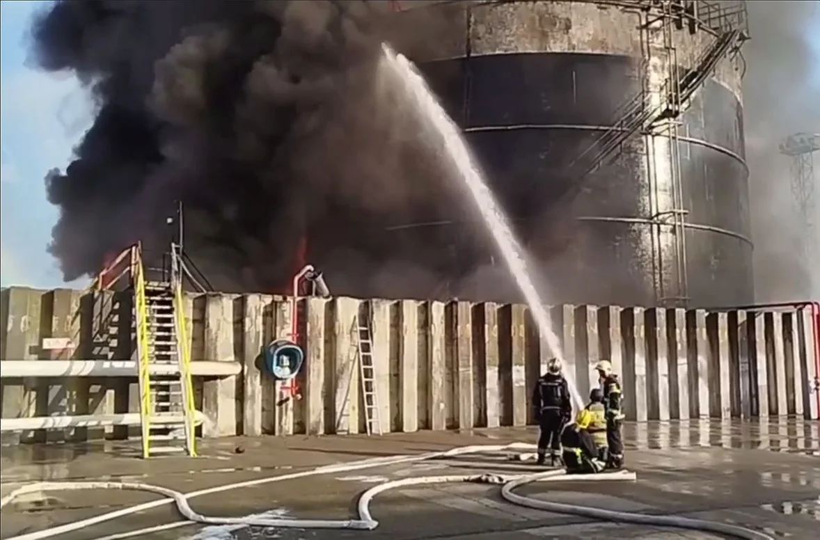 Пожар на нефтезаводе в Азове после атаки дрона не могут потушить третьи сутки