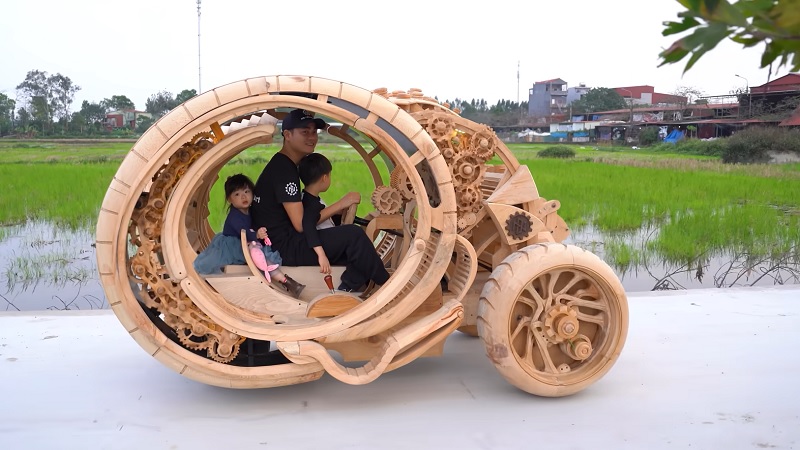 Изобретатель-плотник создал деревянную машину времени