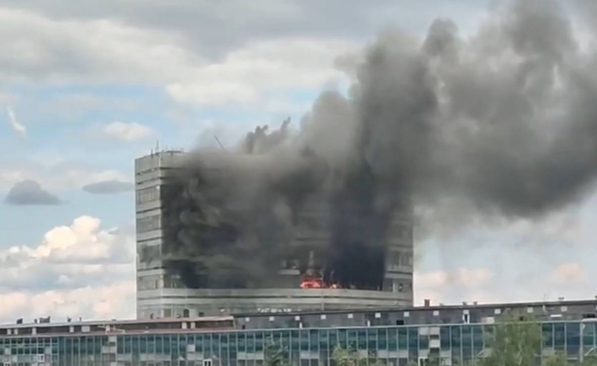 Люди выпрыгивали из окон в надежде спастись из горящего здания бывшего НИИ