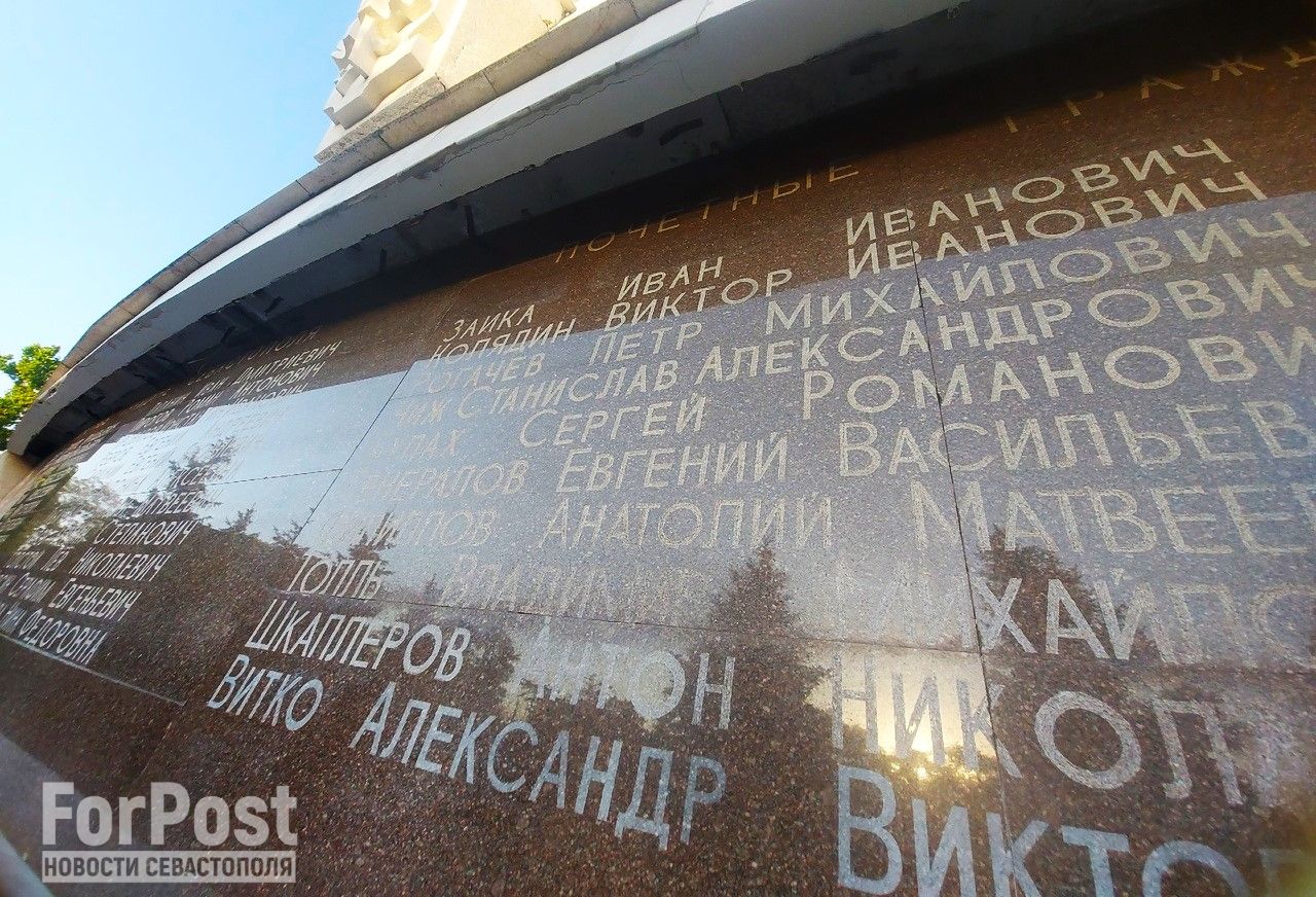 На стену нанесли имя только одного из двух новых Почетных граждан Севастополя 