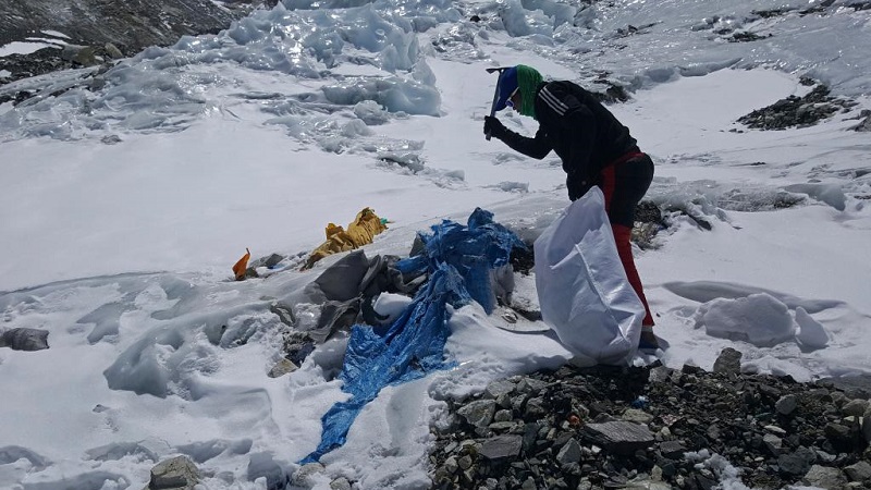 С Эвереста спустили тонны мусора и тела погибших