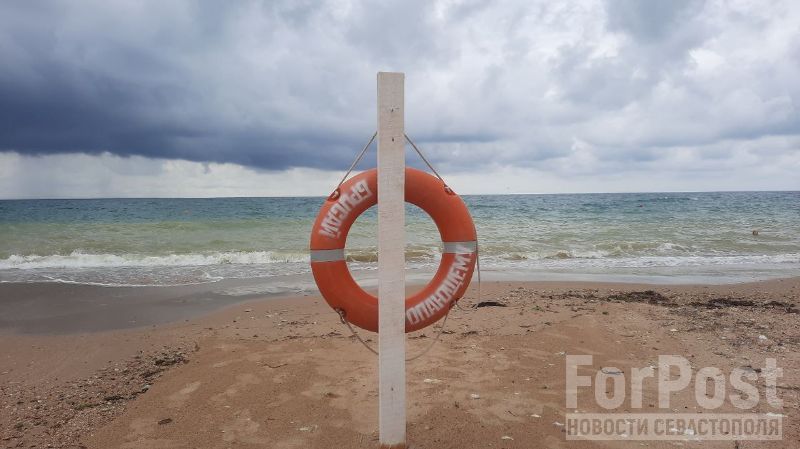 Зачем отдыхающие в Крыму купаются в шторм?