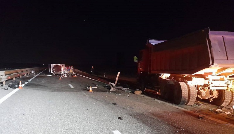 В Крыму на ночной «Тавриде» машина с пассажирами врезалась в поломавшийся грузовик