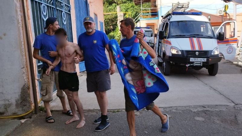 Могли и не выплыть: покорители волн добавили работы крымским спасателям 