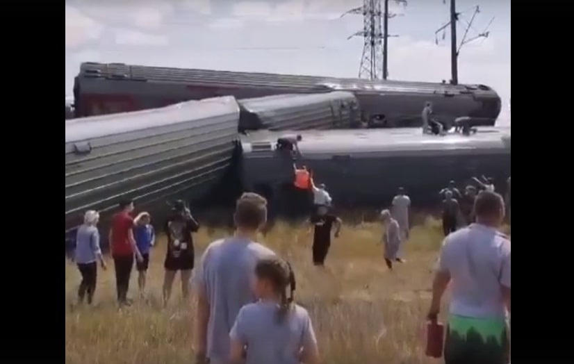 КамАЗ перерезал путь пассажирскому поезду, около сотни людей пострадали