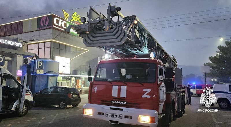В столице Крыма эвакуировали людей из горящего торгового центра