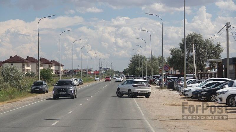 Вдоль трудной дороги в юго-восточном Крыму наконец-то запретили парковку 