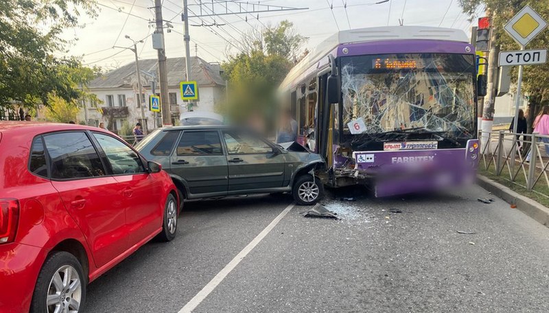 В Крыму троллейбус снёс две машины, а в автобус влетело авто с уставшим водителем