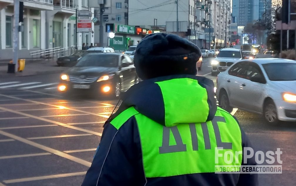 Водитель устроил бассейн в пикапе и возил по городу купающихся пассажиров