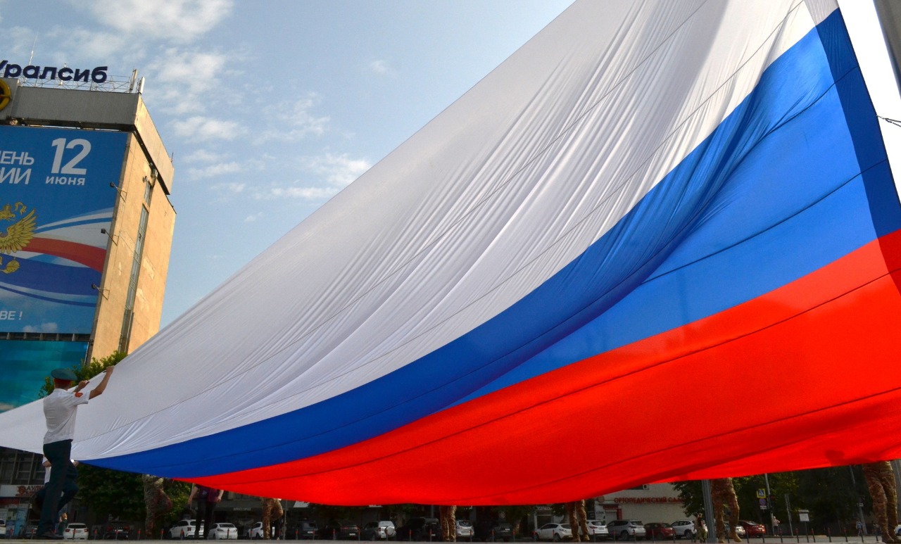 «Из белой, лазоревой, алой полос»: какой путь прошёл российский триколор