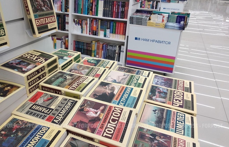 Школьникам захотели давать по 10 тысяч на книги: как это может работать