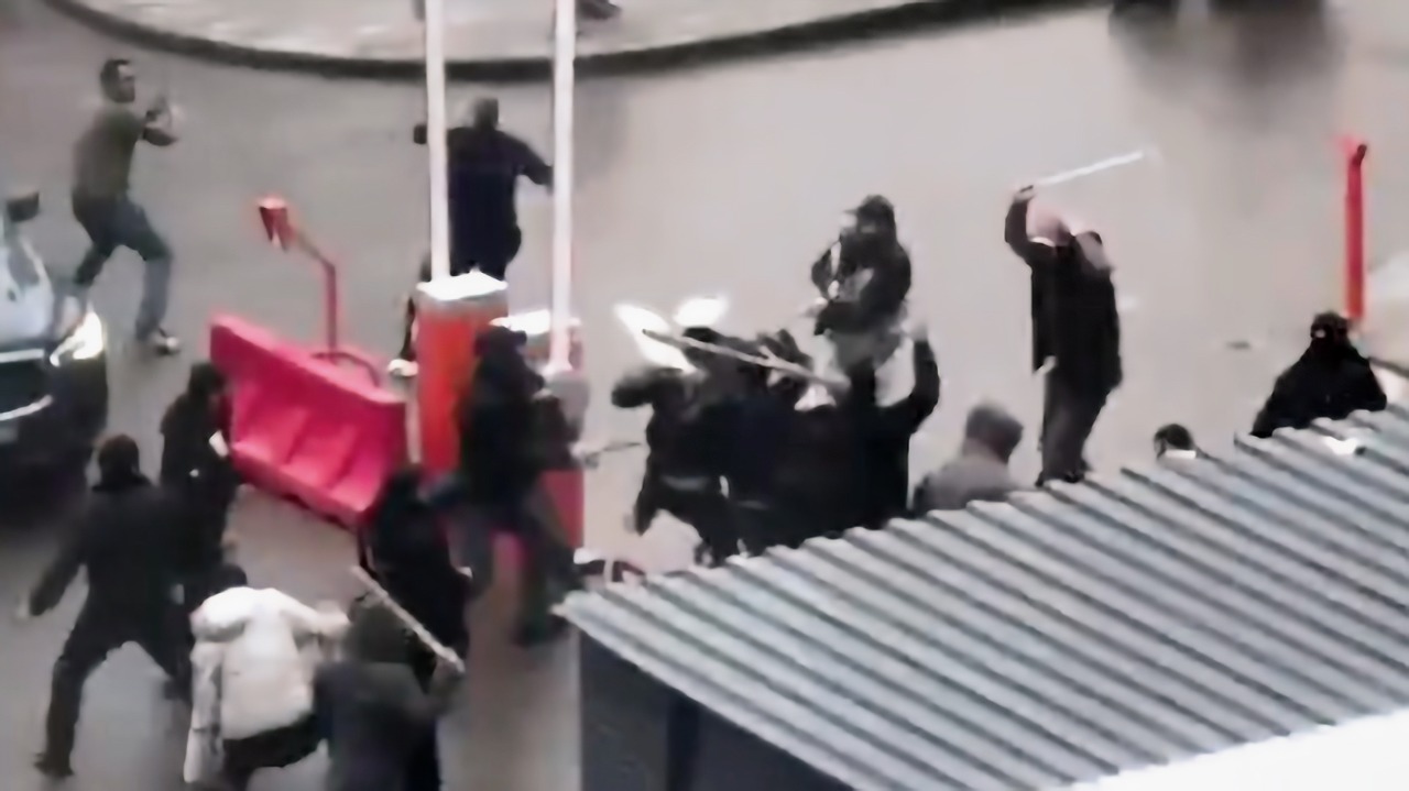 Толпа мигрантов устроила в Москве побоище на лопатах и дорожных знаках