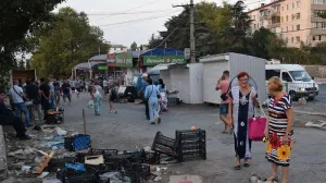 Со стихийного рынка в Севастополе силой вывозят незаконные ларьки
