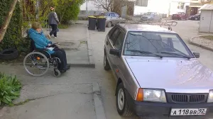 В Севастополе инвалид попала в ловушку припаркованных автомобилей