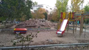 Эпопея с детскими площадками в Севастополе снова затянулась на месяц