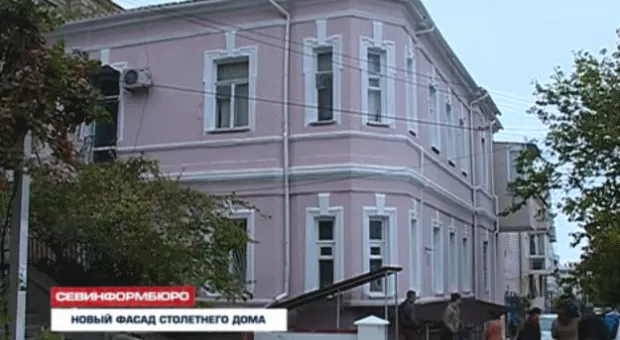 Дореволюционный дом в Севастополе вернул себе "грязно-розовый" фасад