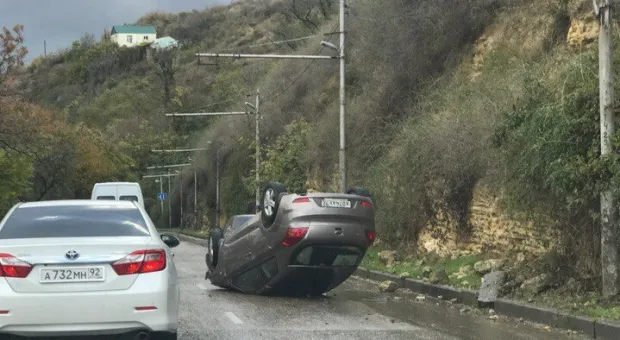 В Севастополе на скользкой дороге перевернулся автомобиль