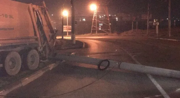В Севастополе мусоровоз завалил фонарный столб на дорогу