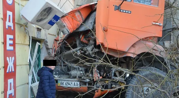 В Севастополе бетономешалка без водителя врезалась в жилой дом