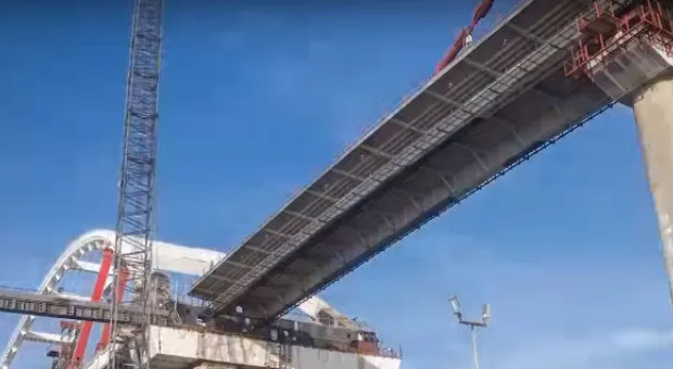 Арка и пролёты Керченского моста соединились