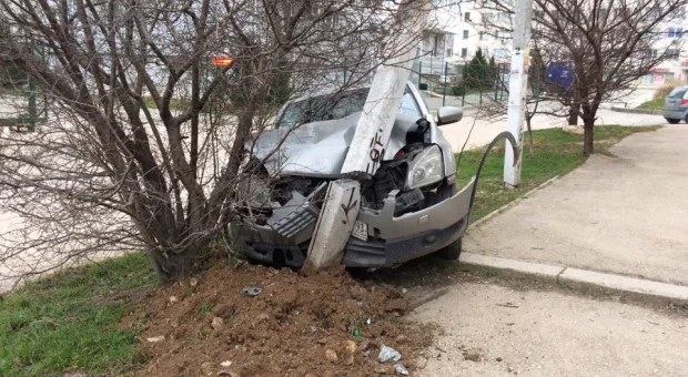 В Севастополе автолюбитель впечатался в столб и подкопал его