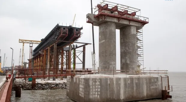 На мосту в Крыму создают железнодорожные пути