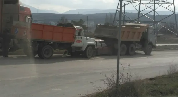 В Севастополе два грузовика раздавили «девятку»