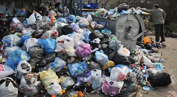 Севастопольцы жалуются на переполненные мусорные контейнеры и громкие объявления 