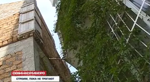 Пятиэтажный недострой в Севастополе опасно наклоняется в сторону жилого дома