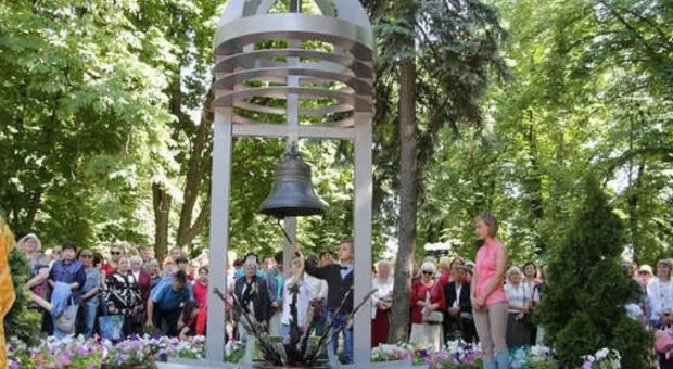 В Луганске почтили память жертв варварского авиаудара ВСУ