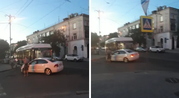 В центре Севастополя "поцеловались" иномарка и троллейбус