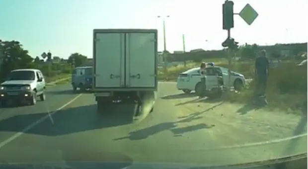 В Севастополе мотоциклист врезался в светофор и «взлетел»
