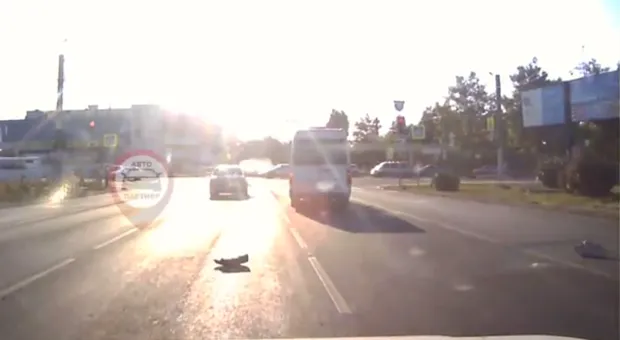Не поделили дорогу: в Севастополе маршрутка зацепила «десятку»